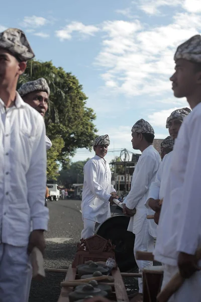 Bali Indonsia May 一群身着传统Inese舞蹈服装的传统Balinese男子在庆祝活动中 — 图库照片
