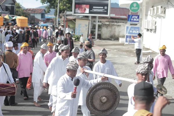 インドネシア 5月1日2時2分0秒7時1分伝統的なバツ村を歩く人々のグループ — ストック写真