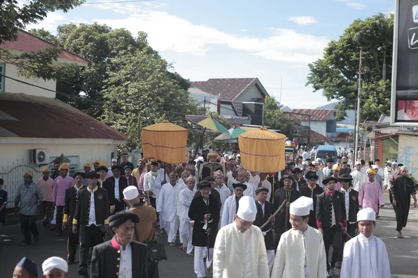 インドネシアのバリ 8月2日0時2分1秒9 インドネシアのバリの聖なる儀式を歩く人々 — ストック写真