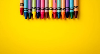 Sarı bir yüzeye, kusursuz bir şekilde tekrar eden parlak boya kalemleri mükemmel bir hizalama ve aralık gösteriyordu. Kalın renkler ve geometrik denge kompozisyonu tatmin edici ve temiz yapar..