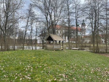 Parktaki eski ahşap ev ve eski bir kilise.