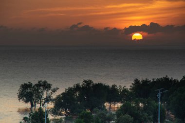 Tg Balai 'de gün doğumu, Endonezya' da Karimun. Yukarıdan görüntüle