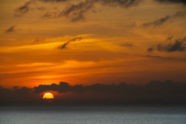 Tg Balai 'de gün doğumu, Endonezya' da Karimun. Yukarıdan görüntüle