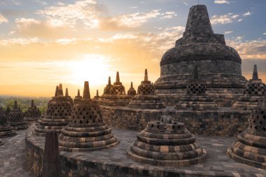 Endonezya 'nın merkezi Java' da şafak vakti Borobudur Tapınağı.