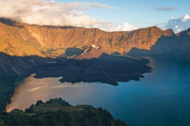 Endonezya 'daki Rinjani Dağı üzerinde günbatımının panoramik manzarası
