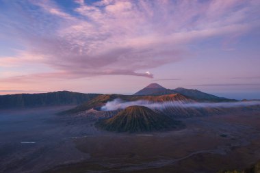 Endonezya 'daki Rinjani Dağı üzerinde günbatımının panoramik manzarası
