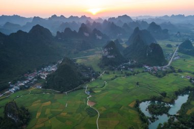Karst dağlarında güzel bir gün batımı, Cao Bang, Vietnam