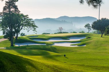 Güzel manzaralı golf sahası.