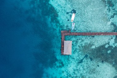 Endonezya 'daki Komodo Ulusal Parkı' nda güzel bir tropikal adanın hava görüntüsü.