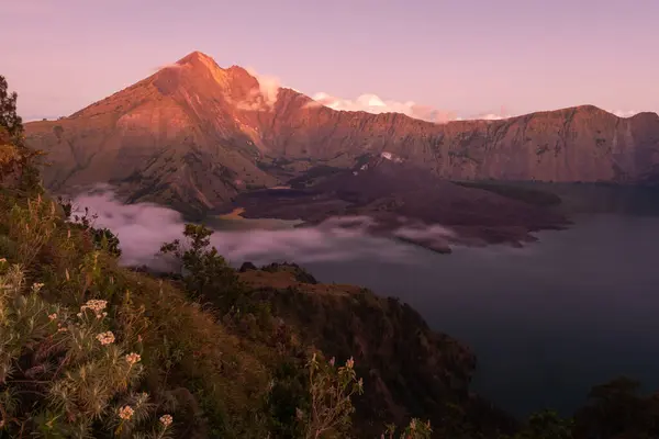 Endonezya 'daki Rinjani Dağı üzerinde günbatımının panoramik manzarası