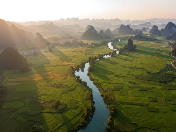 Karst dağlarında güzel bir gün batımı, Cao Bang, Vietnam