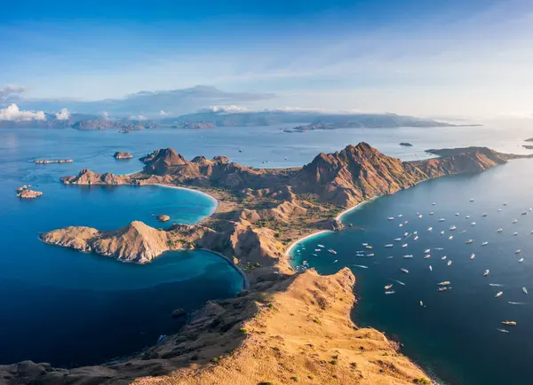 Padar adasındaki mercanların hava görüntüsü, Komdo Ulusal Parkı, Endonezya