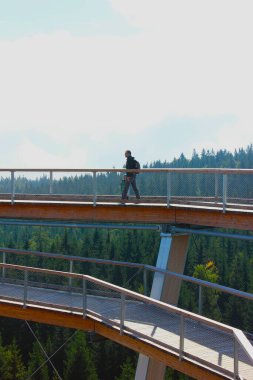 Endüstriyel siyah tavanda minimalist siyah spot ışığı. Endüstriyel mimarinin detayları. Sanayi geçmişi