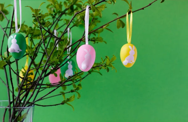 Huevos Pascua Coloridos Con Lindos Conejitos Blancos Colgando Ramas Árboles — Foto de Stock