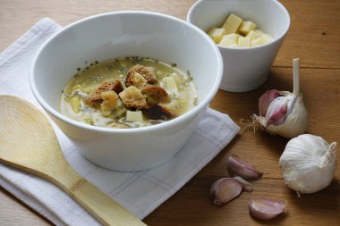 Bir kase geleneksel Çek ve Slovakya sarımsak çorbası (foseptik veya oukrop) et suyu, sarımsak, patates, kimyon ve yumurtadan pişirilir ve peynir ve kızarmış ekmekle servis edilir. Geleneksel Çek, Slovak yemeği.