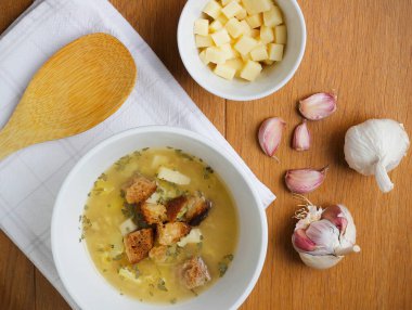 Bir kase geleneksel Çek ve Slovakya sarımsak çorbası (foseptik veya oukrop) et suyu, sarımsak, patates, kimyon ve yumurtadan pişirilir ve peynir ve kızarmış ekmekle servis edilir. Geleneksel Çek, Slovak yemeği.