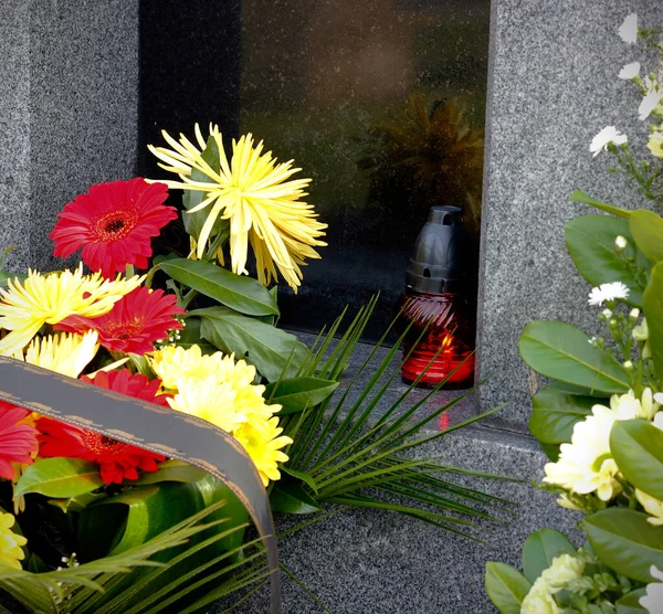 Närbild Brinnande Ljus Och Frisk Blomsterdekoration Graven Efter Begravning Begravning — Stockfoto
