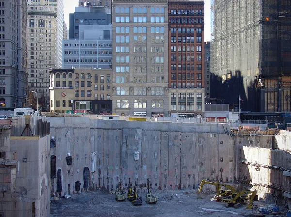 美国纽约 2008年3月2日 在2001年纽约市恐怖袭击后 世界贸易中心正在重建中 纽约市建筑工地的世贸挖掘机 — 图库照片