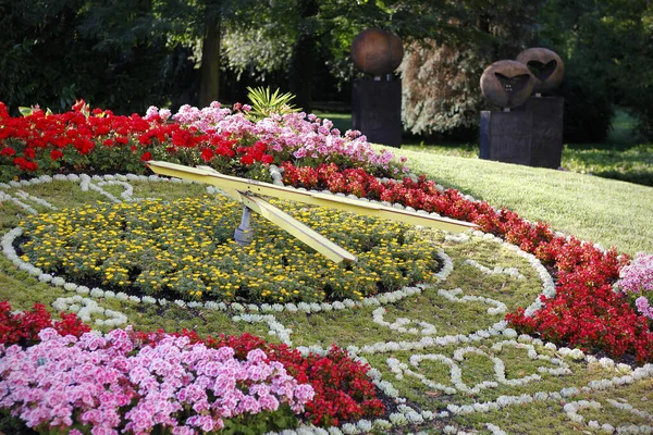 Kukkakello Pylväässä Pienessä Kylpyläkaupungissa Podebrady Keski Böömi Tsekin Tasavalta Eurooppa — kuvapankkivalokuva