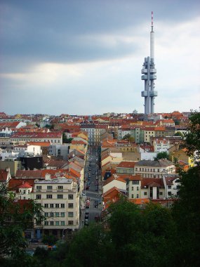 Prag şehrinin tarihi binaların kırmızı çatıları ve Zizkovsky Televizyon Kulesi (Çekçe Zizkovsky vysilac) arka planda, Prag, Çek Cumhuriyeti, Avrupa. Prag 'da Zizkov Panoraması.
