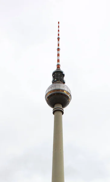 ベルリン ドイツ ヨーロッパのアレクサンダー広場の有名なテレビ塔 Fernsehturm 白い背景で孤立しました — ストック写真