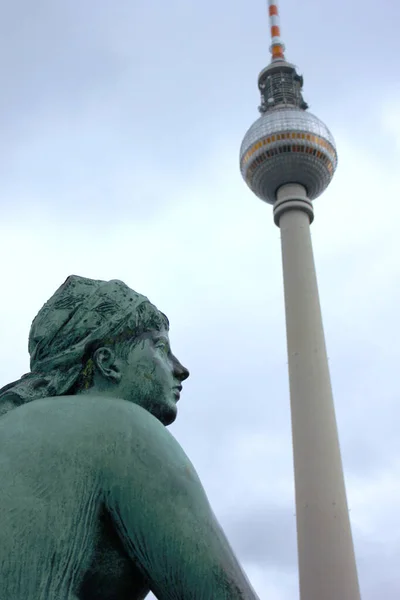 位于德国柏林Alexanderplatz的一座由海王星的喷泉和著名的电视塔 Fernsehturm 制成的雕像 — 图库照片