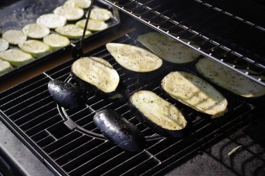 Baharatlı kabak, patlıcan dilimleri, folyodaki peynir, salamura edilmiş tavuk göğsü ve akşam ışıklarıyla alınmış ızgara maşası. Yaz yemeği. Ev yapımı gıda konsepti.