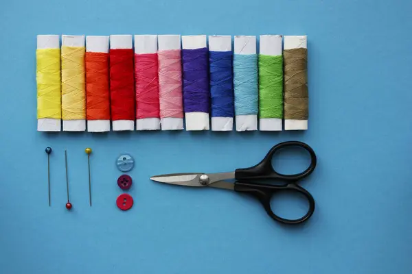 Composición Accesorios Costura Sobre Fondo Azul Hilos Costura Multicolores Tijeras — Foto de Stock