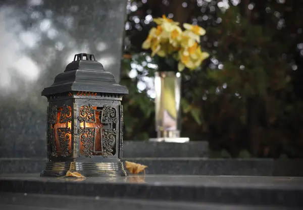 Close Lantern Made Metal Burning Candle Grave Daffodils Vase Background — Stock Photo, Image