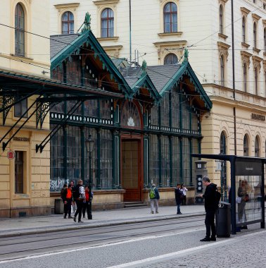 Prag, Çek Cumhuriyeti - 6 Ekim 2023: Prag 'daki Masaryk Tren İstasyonu' nun tarihi binasının ana girişi ve tren istasyonu önünde duran tramvay hattı.