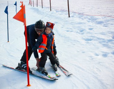 aktif, aktivite, çocuk, beyaz çocuk, çocuk, çocuklar, soğuk, gün, açıklama, aile, baba, baba ve oğul, don, eğlence, tepe, tatil, eğlence, çocuk, örgü şapka, manzara, öğrenme, boş zaman, yaşam tarzı, adam, dağ, doğa, açık hava, ebeveyn, insan, binicilik, 