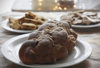 Geleneksel Çek ve Slovak Noel tatlı tabaklı ekmeği olan vanocka (Slovak vianocka 'da). Şenlikli bir masada el yapımı Noel pastası..