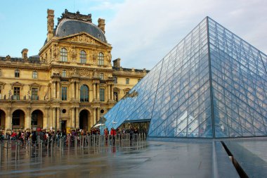 Paris, Fransa - 10, 26, 2013: Louvre Müzesi 'nin ana girişinin önündeki kuyruk, arka plandaki Louvre Palace binası.