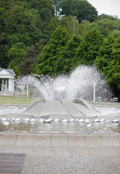 Stock image The Singing Fountain in Marianske Lazne (Marienbad), Czech Republic, on the main spa promenade, one of the most visited attractions in the spa town, park greenery and spa pavilion in the background.