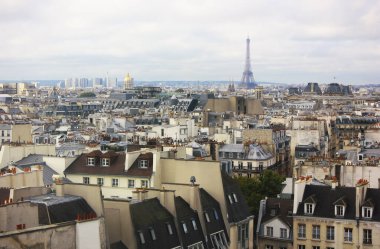 Eyfel Kulesi Pompidou Merkezi 'nin tepesinden ve çevresindeki bölgelerden panoramik bir manzara. Paris, Fransa Panoraması
