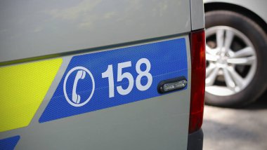 Çek Cumhuriyeti Polis Teşkilatı 'nın gümüş renkli polis arabasının telefon numarası 158. Seçici odaklanma. Bir polis aracında Çek polisi acil durum numarası