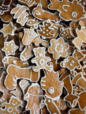 Beyaz şeker kaplamalı geleneksel Noel motifleri ile çok sayıda farklı şekillerde zencefilli ekmek. Noel zencefilli ekmeği düzlüğü, üst manzara