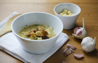 Bir kase geleneksel Çek ve Slovakya sarımsak çorbası (foseptik veya oukrop) et suyu, sarımsak, patates, kimyon ve yumurtadan pişirilir ve peynir ve kızarmış ekmekle servis edilir. Geleneksel Çek, Slovak yemeği.