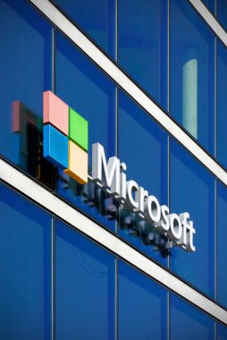 Milan, İtalya, 1 Haziran 2024: Microsoft, merkezi Milano 'da bulunan Microsoft İtalya' nın merkezi Microsoft House 'a imza attı. Milano 'daki modern cam ofis binasındaki Microsoft tabelasının yakın çekimi..