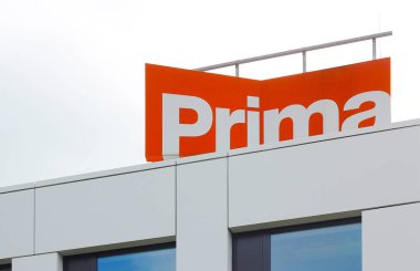 Prag, Çek Cumhuriyeti - 06: 19 25: Strasnice Prag 'daki şirket karargahına yakın plan portakal renkli Prima TV logosu