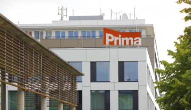 Prag, Çek Cumhuriyeti - 06 09 2025: Vinice Business Centre 'ın tepesinde önemli şirket logosu bulunan Prima TV merkezinin görüntüsü. Haber ve medya sektörü bağlamında editör imajı