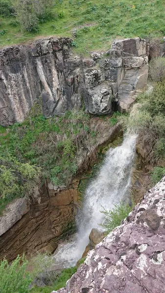 Özbekistan dağlarında şelale