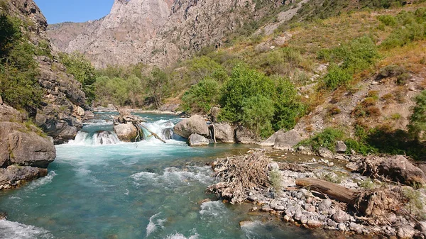 dağlarda bir nehir