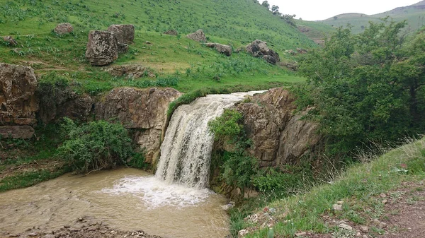 Dağlarda güzel bir şelale