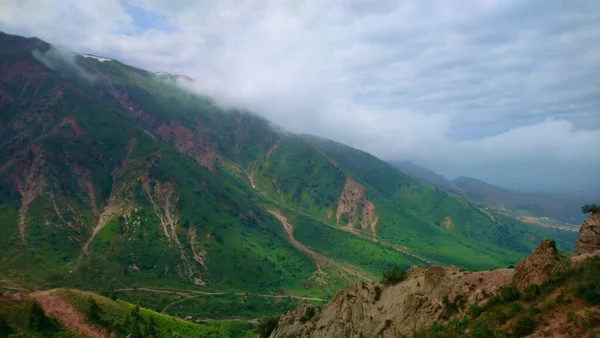 Özbekistan 'daki Yeşil Dağlar