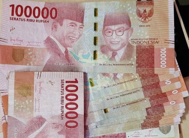 pile of 100 thousand rupiah denominations