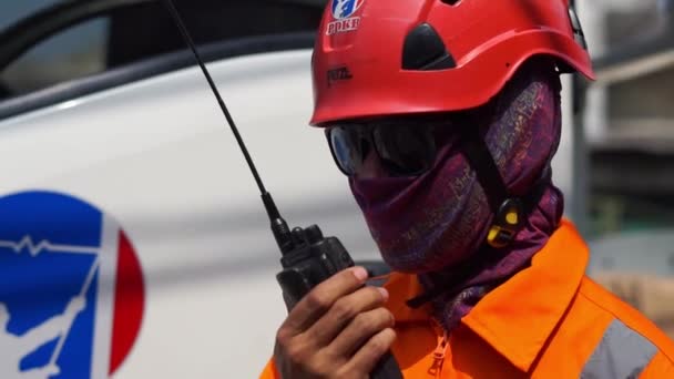 Bogor Indonesia January 2023 Electrician Coordinating Using Radio Wearing Full — стоковое видео