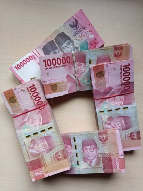 pile of 100 thousand rupiah denominations