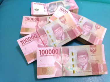 pile of 100 thousand rupiah denominations