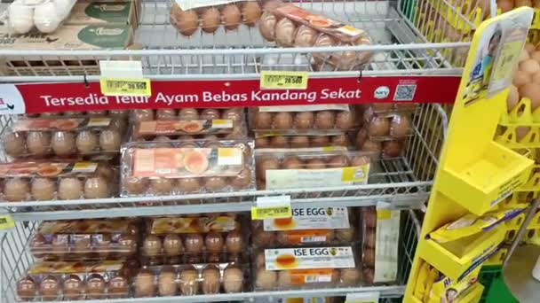 Богор Индонезия Декабря 2022 Года Различные Виды Яиц Продаются Супермаркетах — стоковое видео